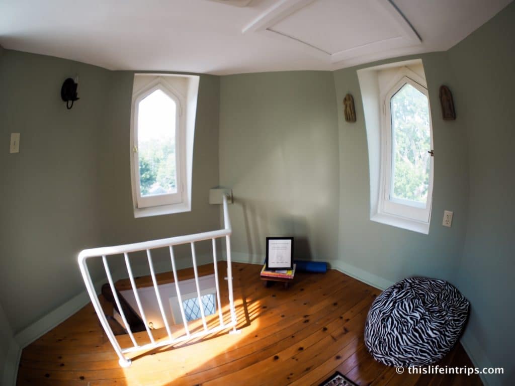 Small nook in the tower room of Hochelaga Inn