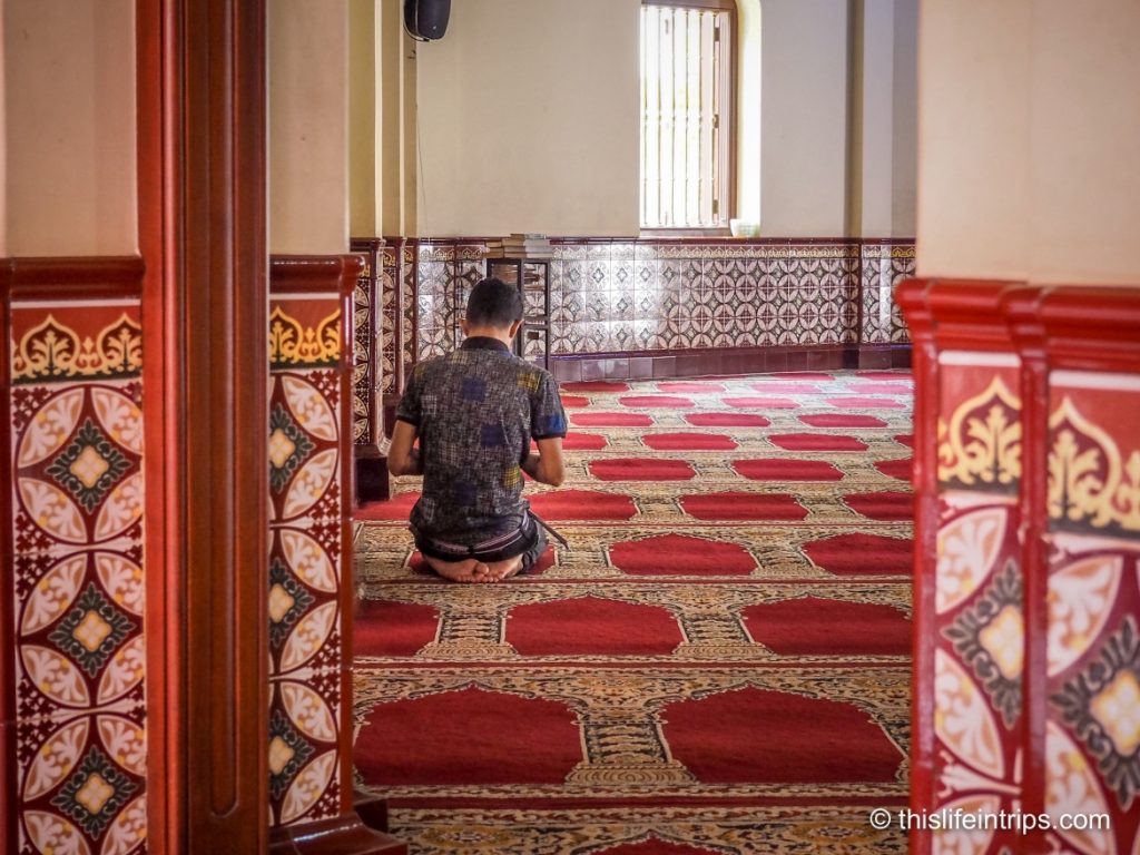 Inside the prayer room of Jami Ul-Alfar Mosque