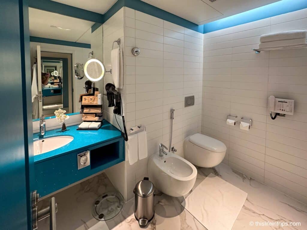 Dubai International Hotel bathroom