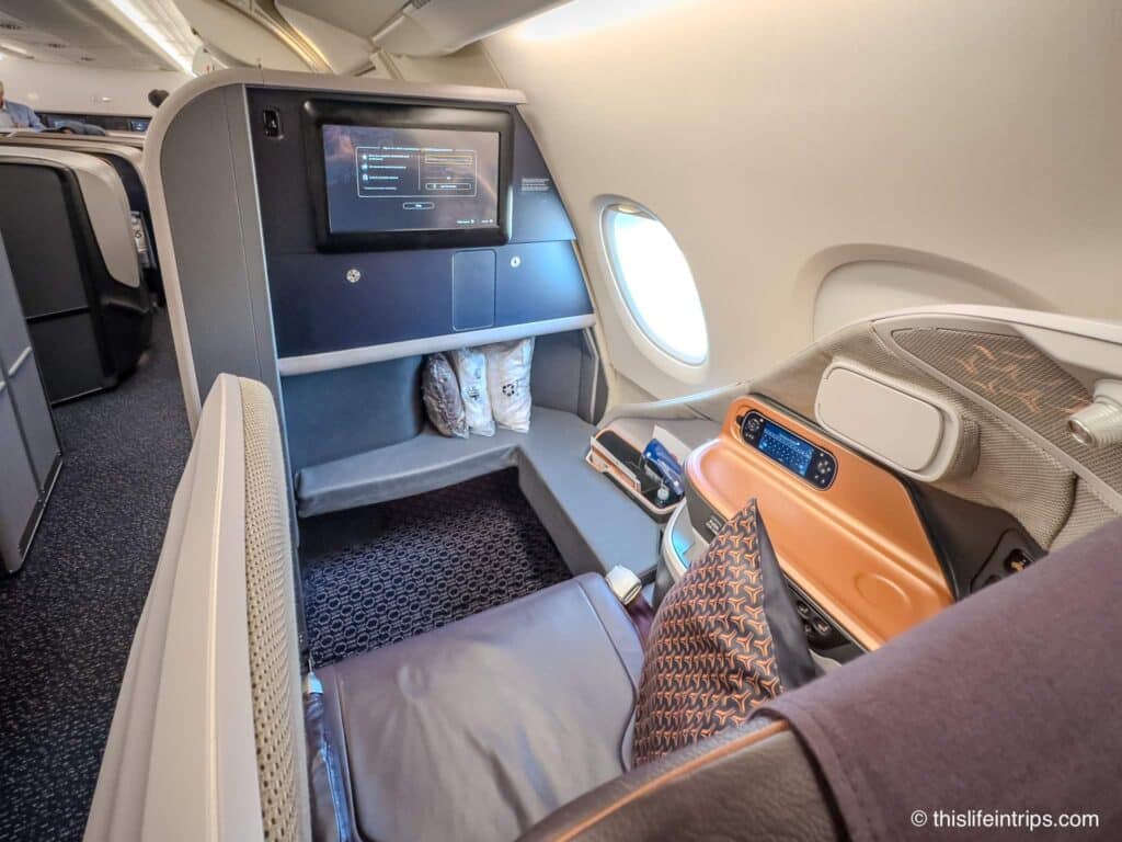Singapore Airlines a380 Business Class bulkhead seat