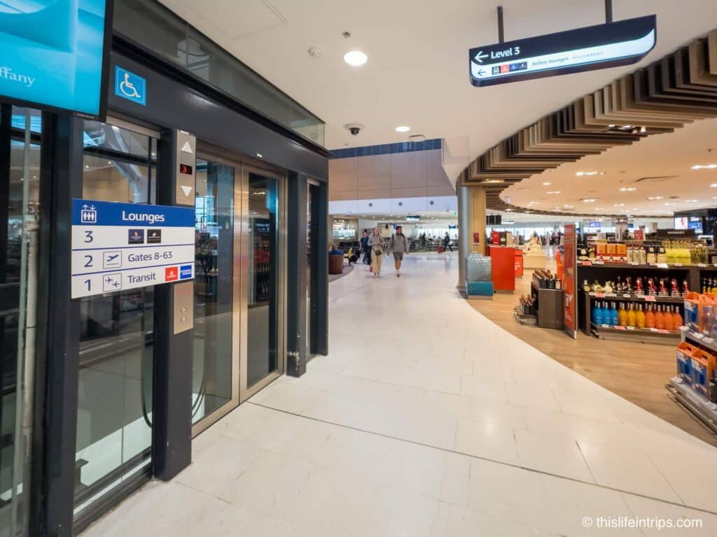 Signage and elevator pointing to the Star Alliance Lounges in Sydney airport
