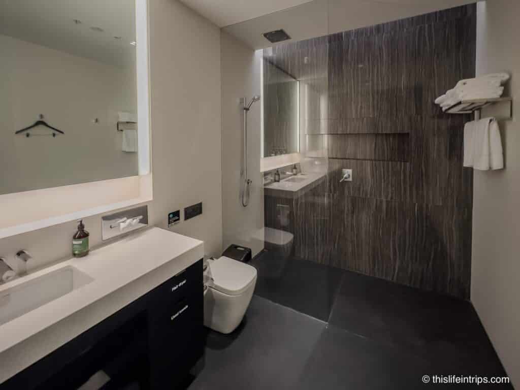 The shower room at the Air New Zealand Sydney lounge