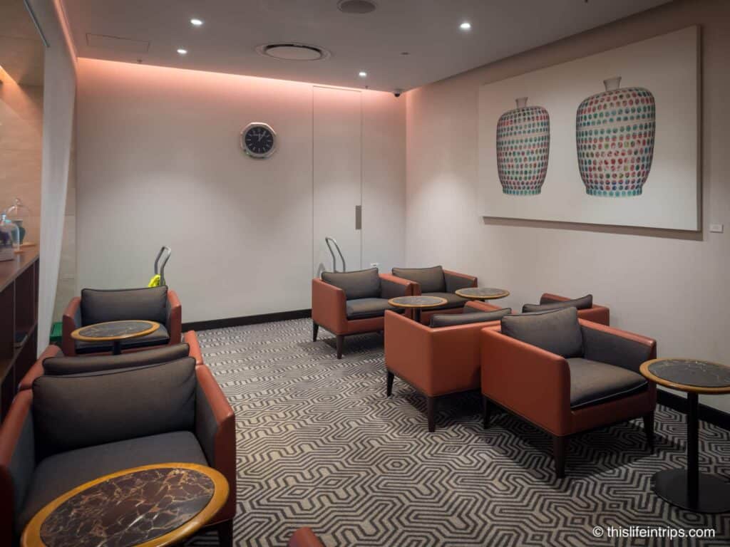 Overflow seating at the Singapore Airlines Sydney lounge
