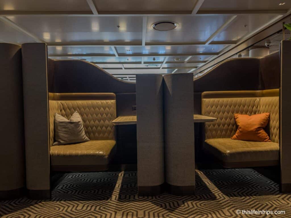 Booth seating at the Singapore Airlines Sydney lounge