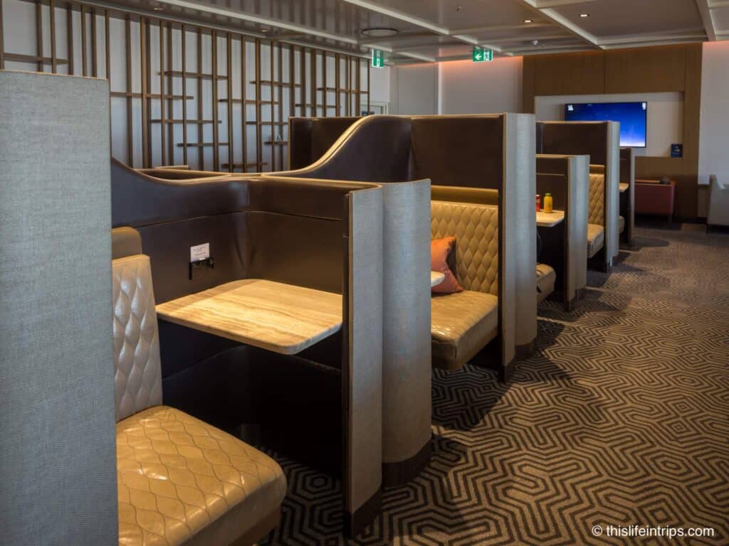 Booth seating at the Singapore Airlines Sydney lounge