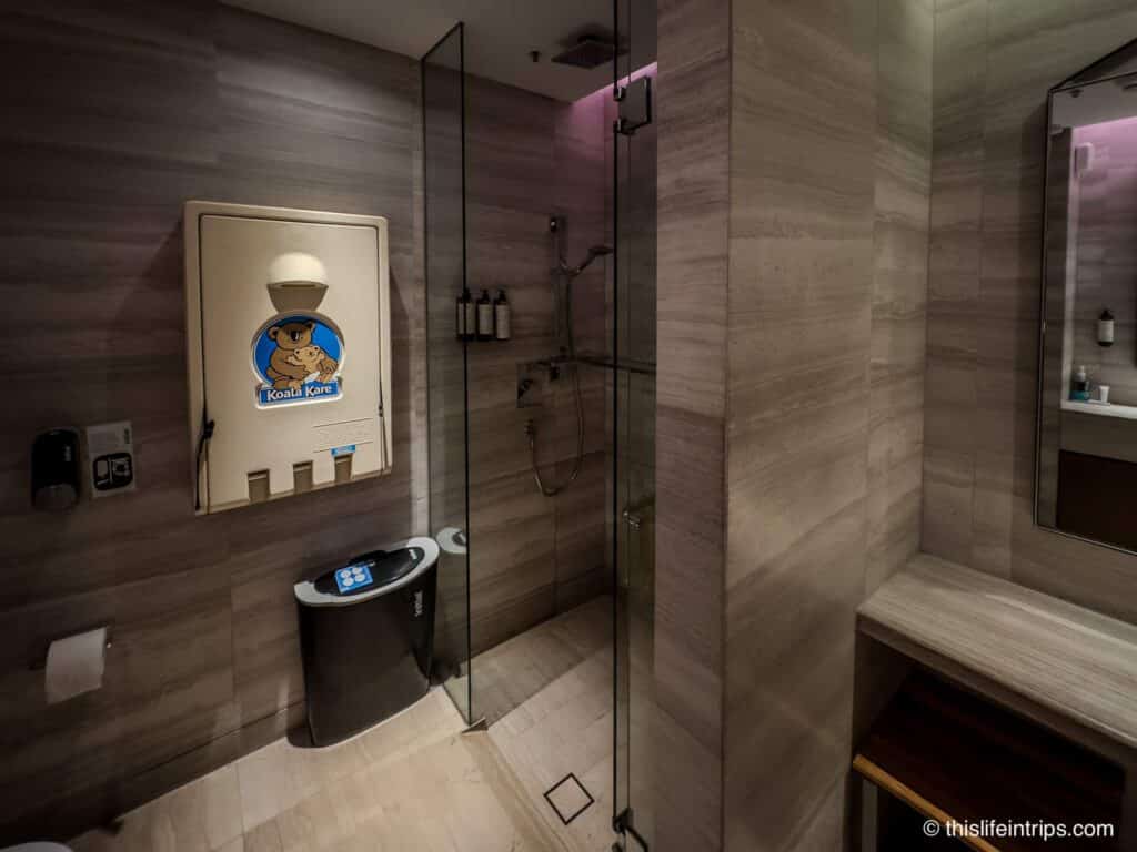The single shower the Singapore Airlines Silverkris lounge Sydney