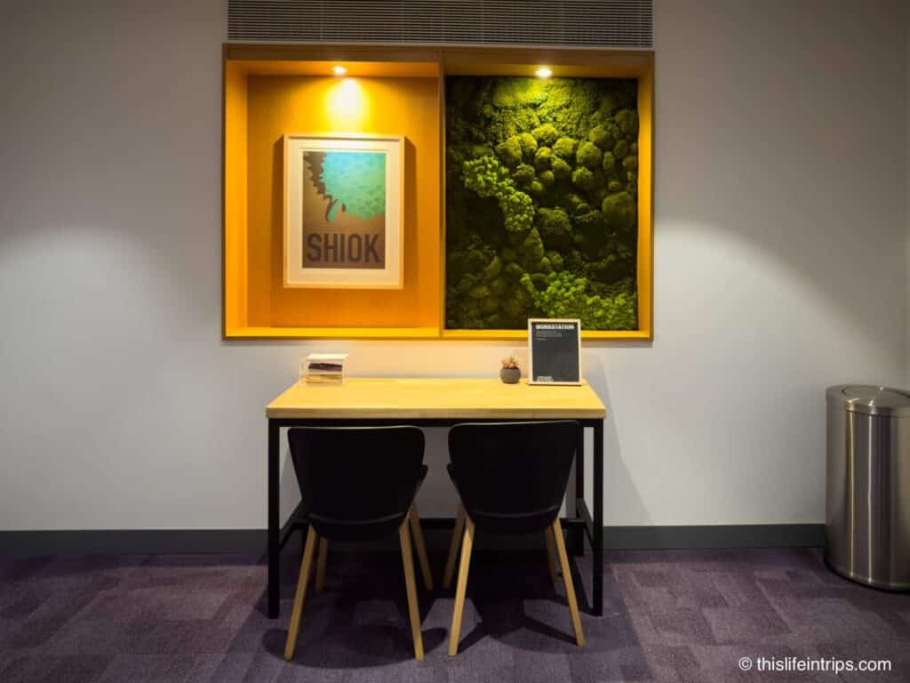 Yotel Singapore Changi workstation