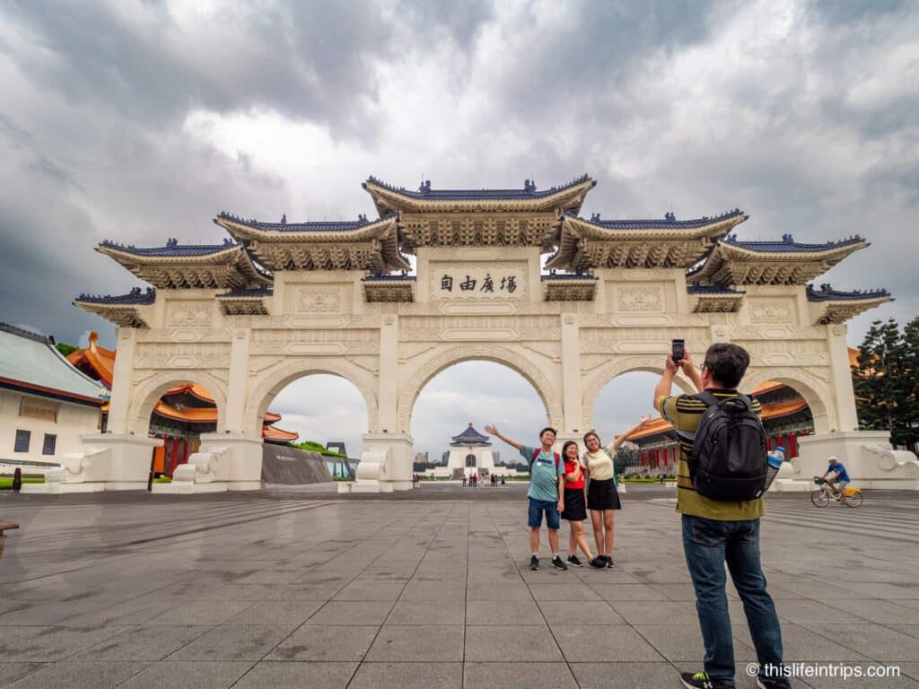 Family taking a photo in front of the Chiang Kai-shek Memorial Hall gate