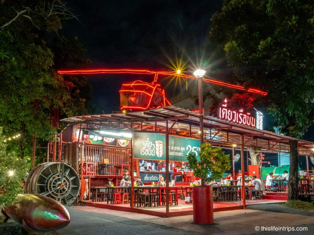 Resturaunt at chang chui plane night market