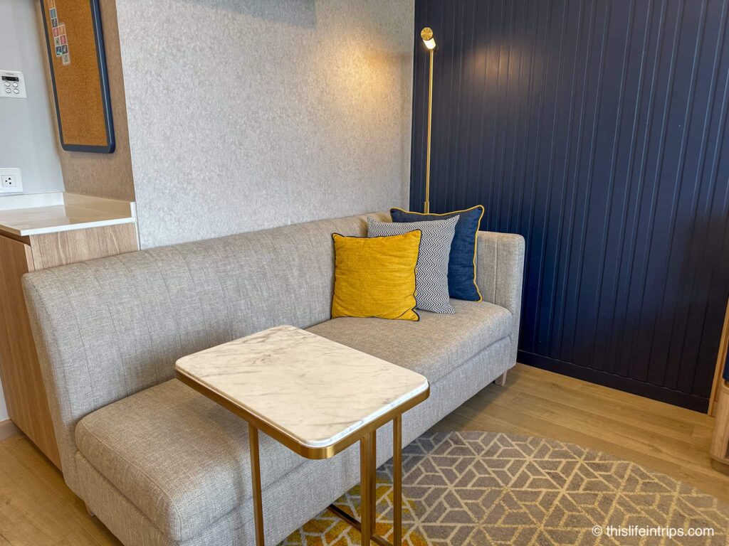 Staybridge Suites Bangkok Thonglor king room couch