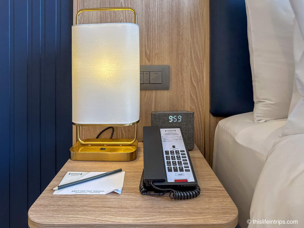Staybridge Suites Bangkok Thonglor king room phone and lamp