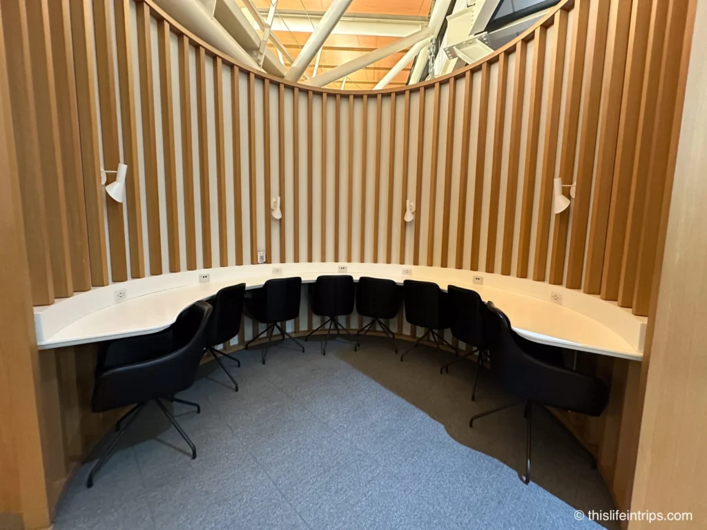 U-shaped work bench at the SkyTeam Vancouver lounge
