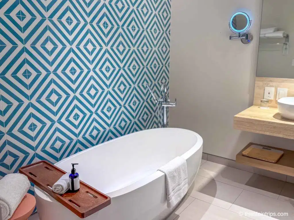 soaker tub at the Hilton Cancun all-inclusive resort