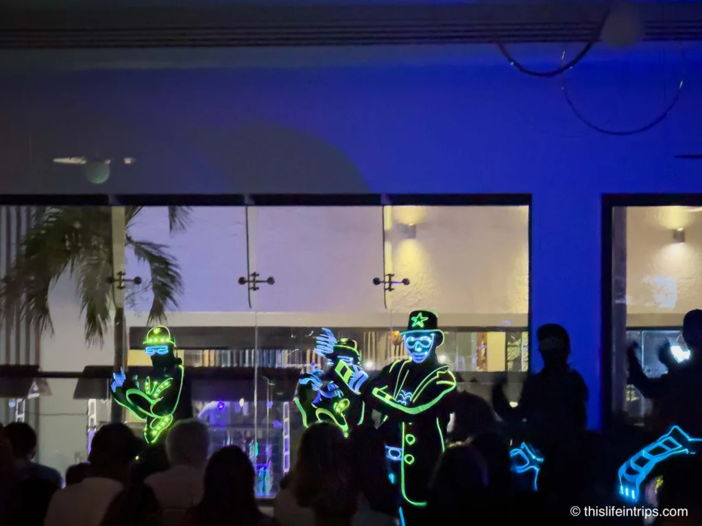 entertainment at the Hilton Cancun all inclusive resort