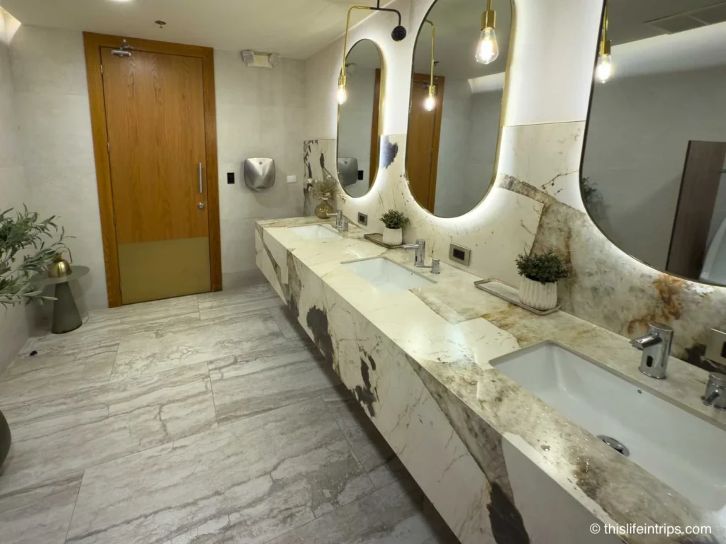 Bathroom at the Sala VIP Quito Airport lounge