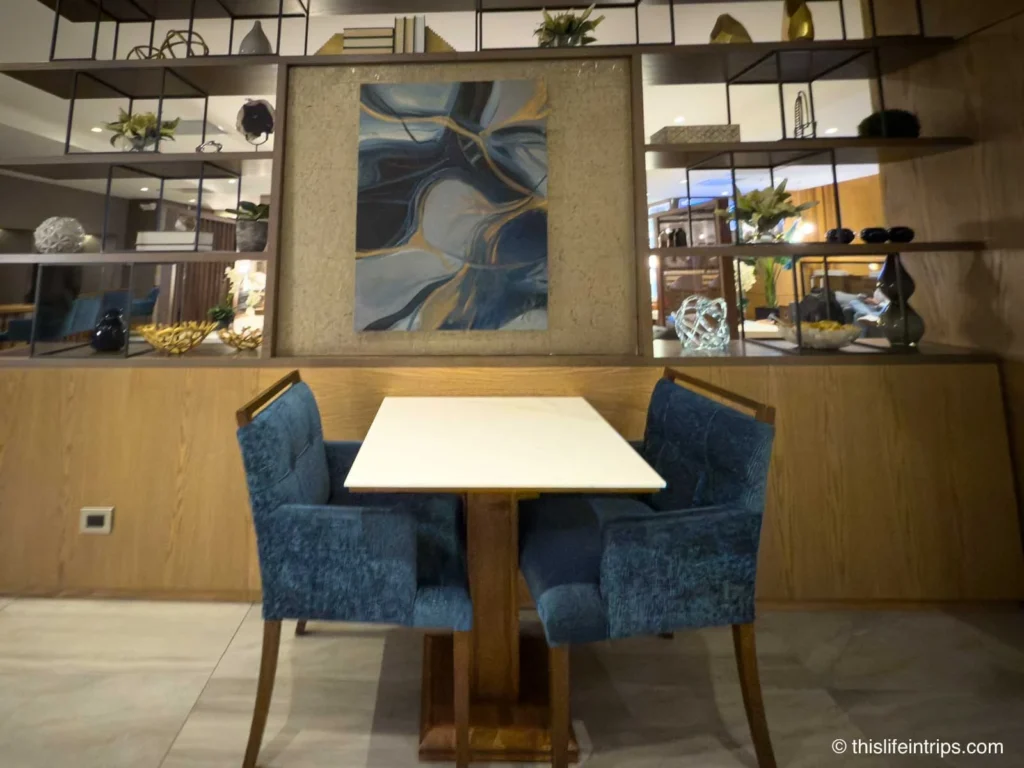 table seating at the Sala VIP Quito Airport lounge