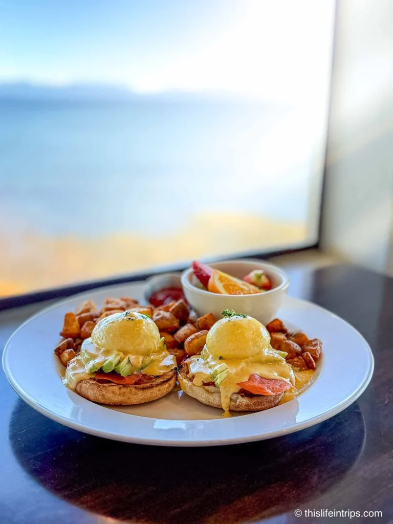 Sunday brunch at the Bayside restaurant Parksville - eggs benny